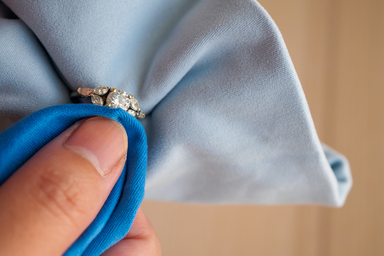 Cleaning jewelry the right way